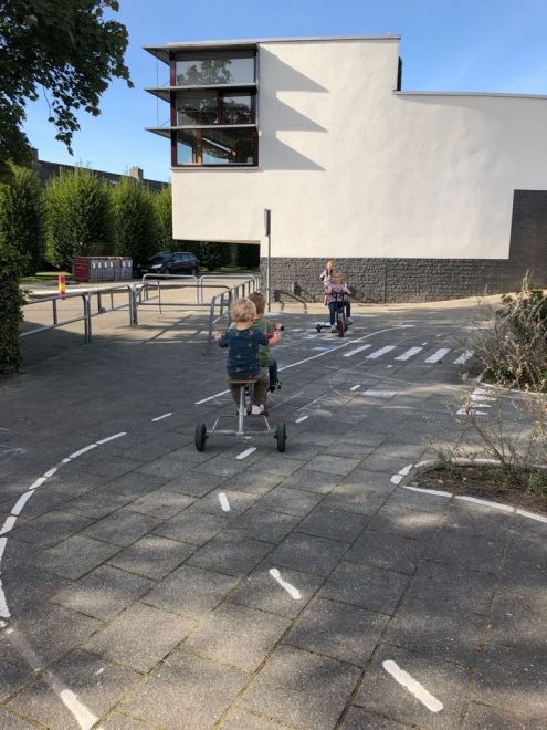 Peuters en kleuters spelen samen buiten