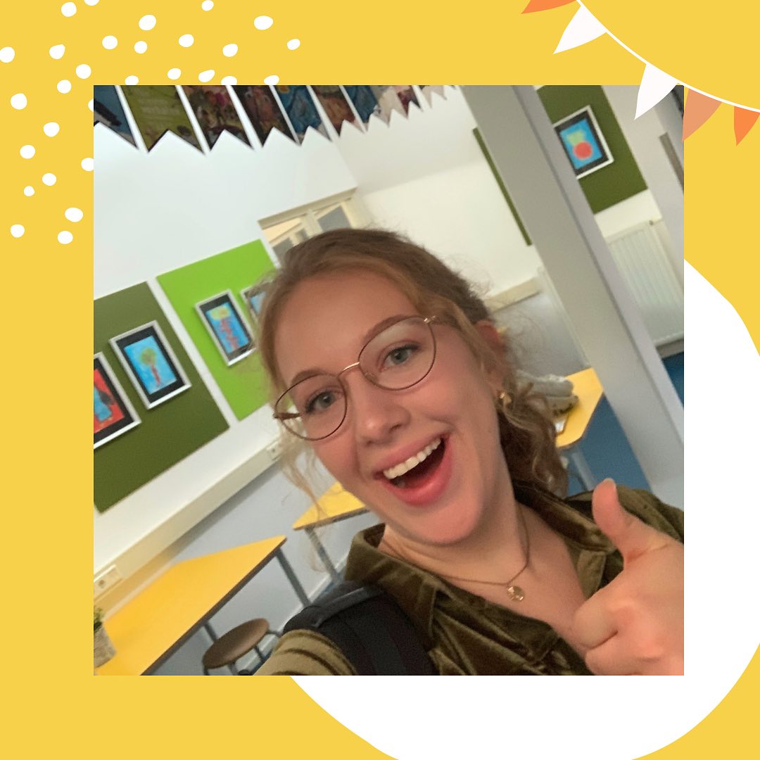 Challenge Kinderboekenweek 💛📚. Wist je dat er nu overal in onze school vlaggetjes ophangen met verschillende boekomslagen? Gaaf hè ! Juf Tessa bespreekt in de klas vaak de omslag van een boek. 📚Wat kun je daar vinden ? Bijvoorbeeld de uitgeverij, de illustrator en de ✍️ auteur. Heb jij de leuke vlaggen al gespot ? #kinderboekenweekchallenge #kindcentrumjij #stichtingobo #lezenisleuk #kinderboekenweek2023