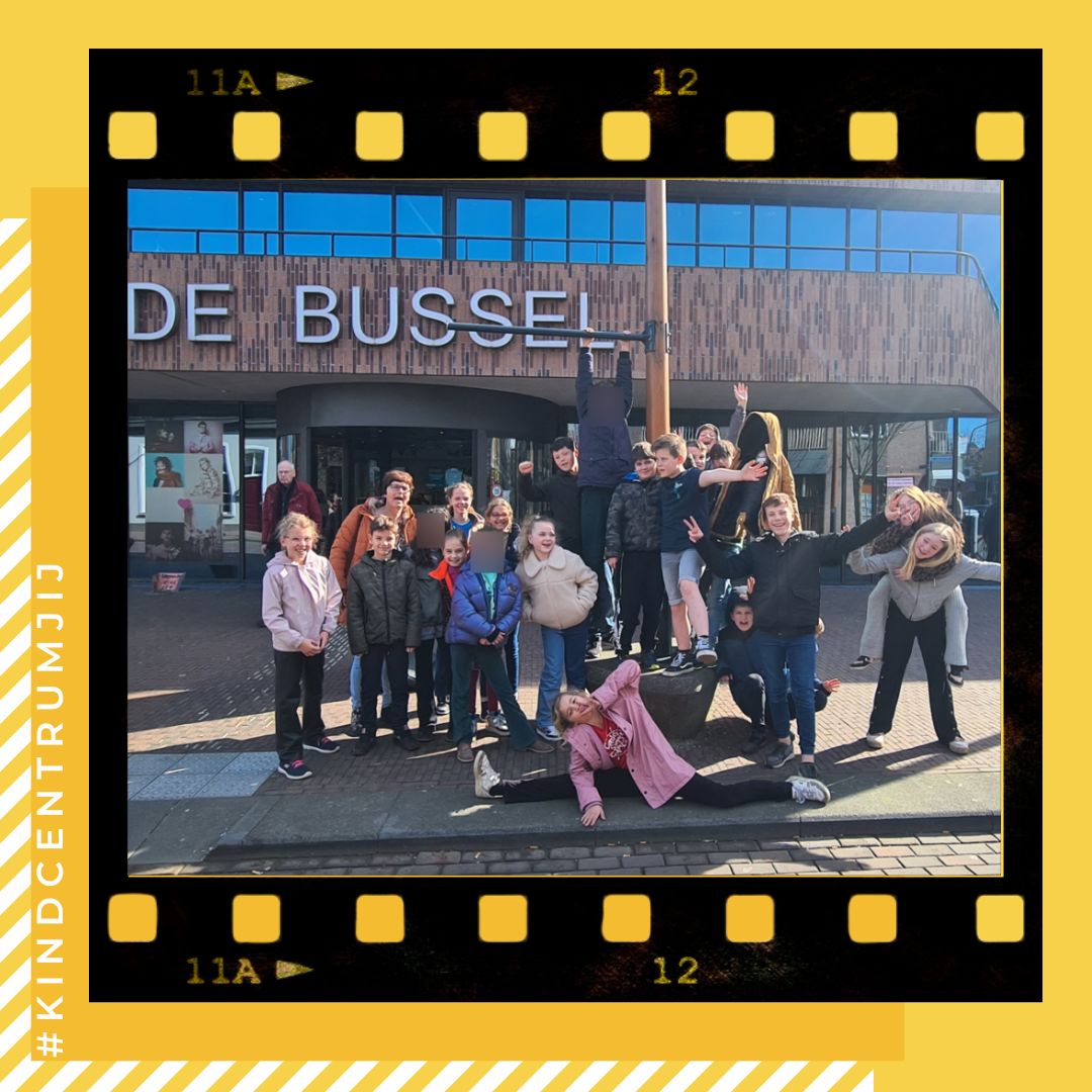 Ready, set, action… 🎥  Vandaag zijn we met groep 5-6-7 naar de voorstelling ‘Filmtastisch’ geweest in Theater de Bussel. 

In deze voorstelling in het kader van het  Cultuurmenu (Netwerk Filmeducatie, in samenwerking met Eye Filmmuseum) hebben we drie verschillende soorten films gekeken, van animatie tot speelfilm. Centraal stond de kracht van verbeelding en fantasie. We hebben geleerd en ervaren hoe filmmakers gekke, spannende of merkwaardige ideeën vormgeven in een filmverhaal en wat dat kan doen met jouw eigen verbeeldingskracht. 

Zo was er één ‘gekke’ animatiefilm waarbij er uit druppels een driekoppige hond verscheen en gorilla’s op de rug van een rups leven. Op de vraag wat de leerlingen daarbij voelden, gaf één groep zesser lachend  aan: “Ik krijg er buikpijn en hoofdpijn van, omdat ik er helemaal niks van snap.” 
Die film maakte uiteindelijk qua fantasie wel het een en ander los. Maar de favoriet van de leerlingen was de speelfilm, omdat deze erg grappig was. 

Binnenkort gaan we nog dieper in op de films die we hebben gezien. Een vakleerkracht film komt dan in de klas een workshop geven.

#kindcentrumjij #groep567 #terheijden #filmtastic #filmtastisch #filmvoorstelling #cultuurmenu #netwerkfilmeducatie #eyefilmmuseum #debussel #oosterhout #film #onderwijs #basisschool #cultuureducatieamerstreek