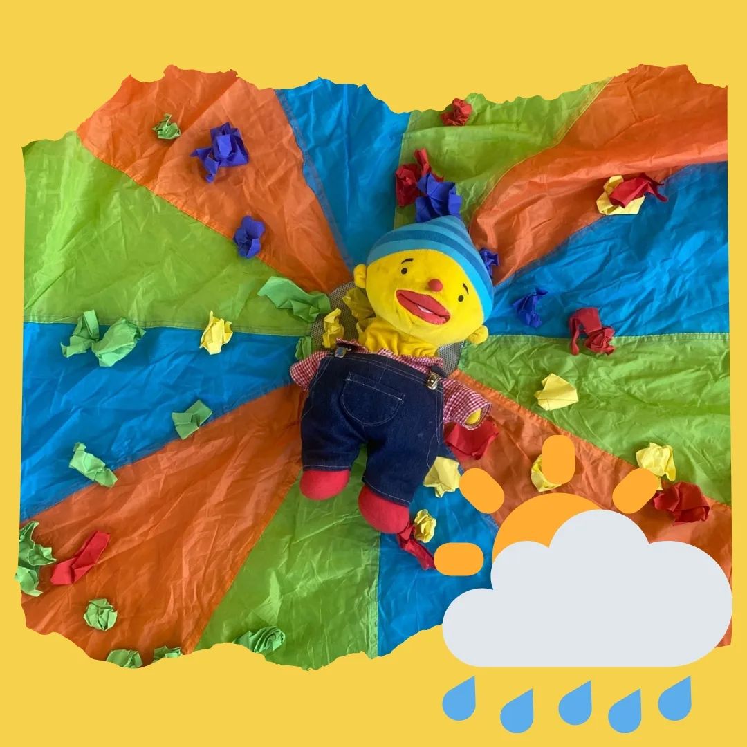 Regen wind en zon!🌦

Met een grote parachuut bootsen we de wind na. Eerst zachtjes en daarna heel hard zodat het wel storm lijkt.🌬 Wat zou er gebeuren als we er papiertjes op zouden leggen die blaadjes moesten voorstellen. Nou die vlogen dus helemaal door de lucht. Maar ook kleine ballen bleven niet op de parachute liggen hoor.🪂

Met deze activiteit wordt de sensomotorische ontwikkeling gestimuleerd en het inlevingsvermogen geprikkeld.

#samenmetpuk