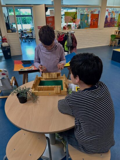 De Agora ontmoeting (8.30-8.50) met vandaag o.a. een rekenspel, bouwen en schaken ♟️