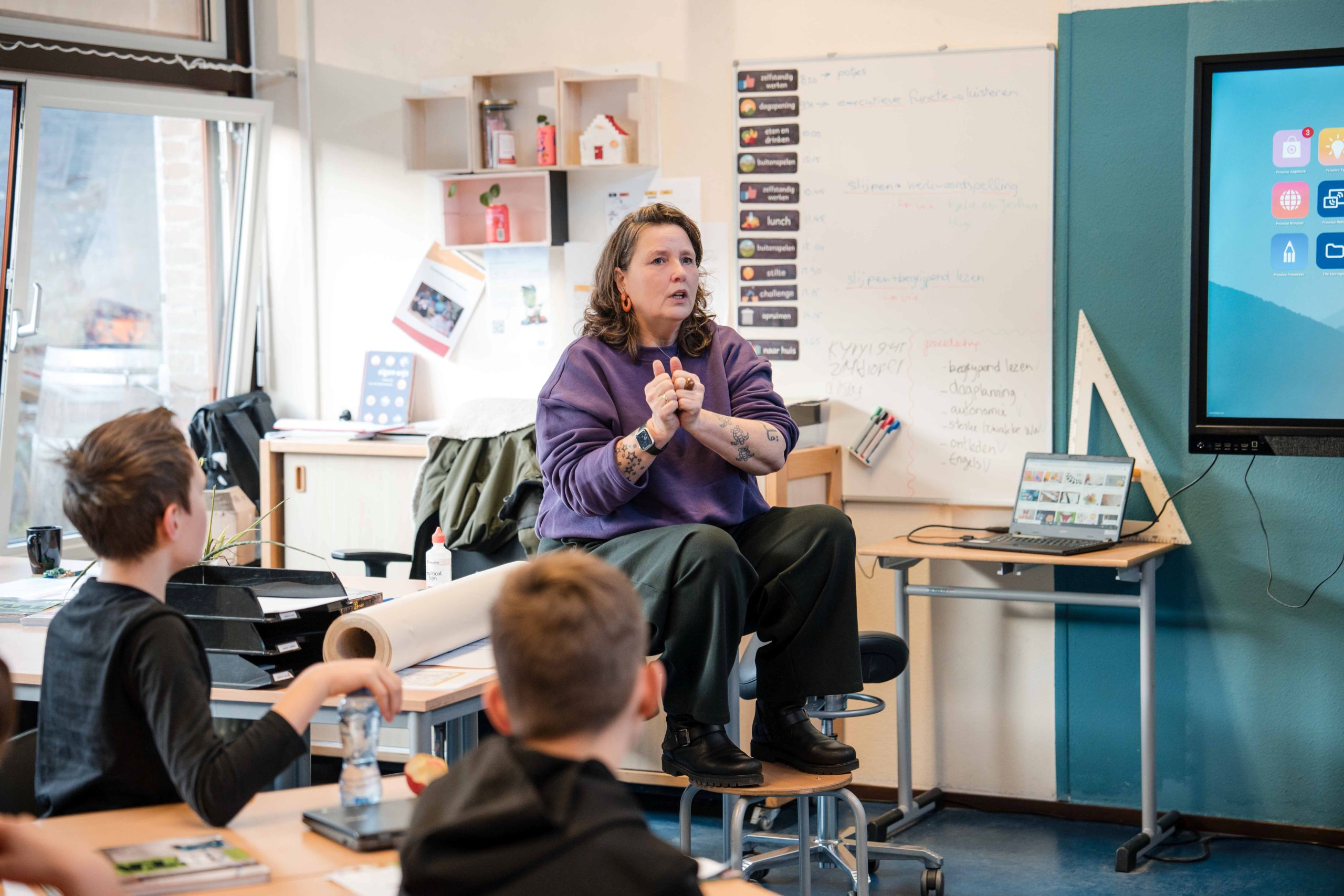 Leerkracht begeleidt een leerling tijdens een les op Kindcentrum Jij in Terheijden.