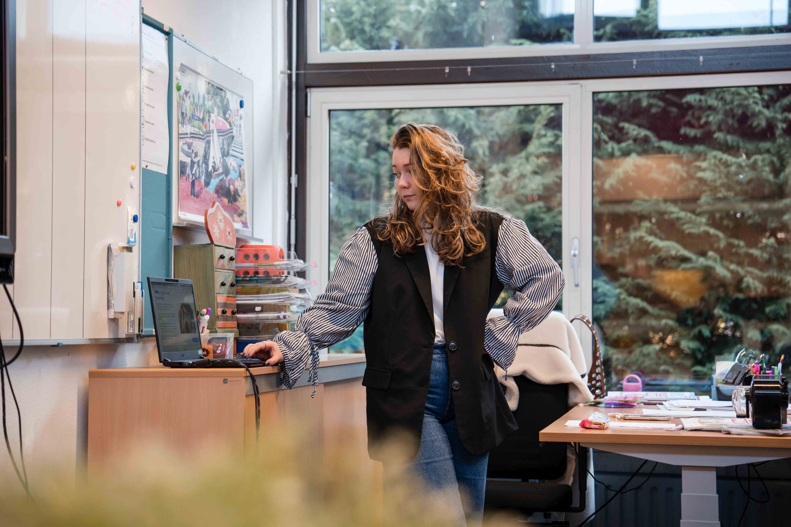 Leerkracht begeleidt een leerling tijdens een les op Kindcentrum Jij in Terheijden.